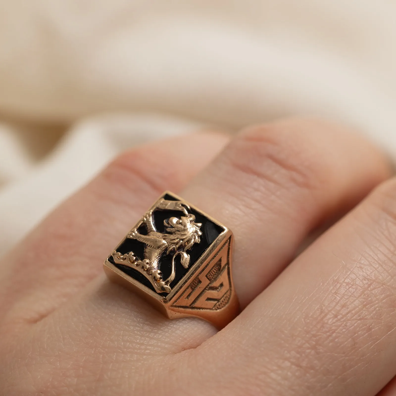 'Birks' 10K Onyx Lion Signet Ring | 1.50ct | SZ 5.25